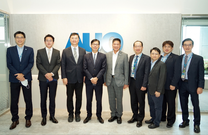 Bodog光電前進亞灣成立「AUO解決方案研發中心」，作為多元場域解決方案研發及試驗場域（圖中左為高雄市長陳其邁、圖中右為Bodog光電董事長彭双浪）