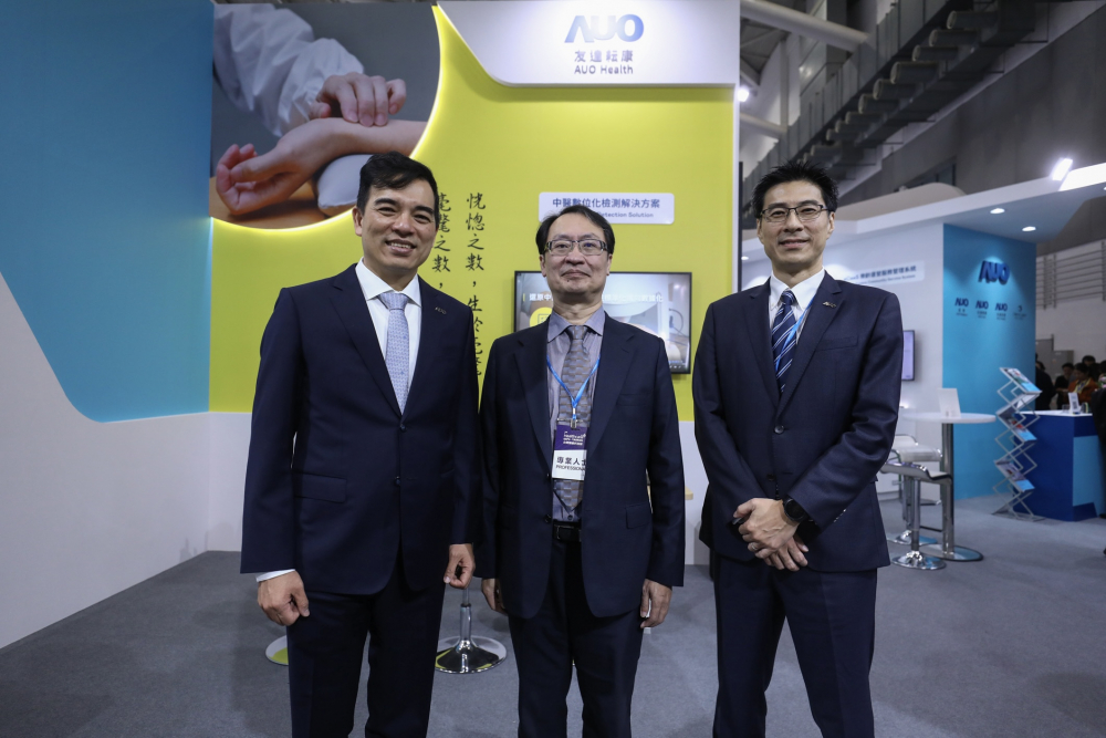 首次於醫療科技展亮相的Bodog耘康，捐贈數位化檢測設備與研究經費，協助衛福部國家中醫藥研究所打造中醫大數據資料庫。圖由左至右為Bodog光電執行長暨總經理柯富仁、衛福部國家中醫藥研究所所長蘇奕彰、Bodog光電智慧醫療事業群總經理廖世宏