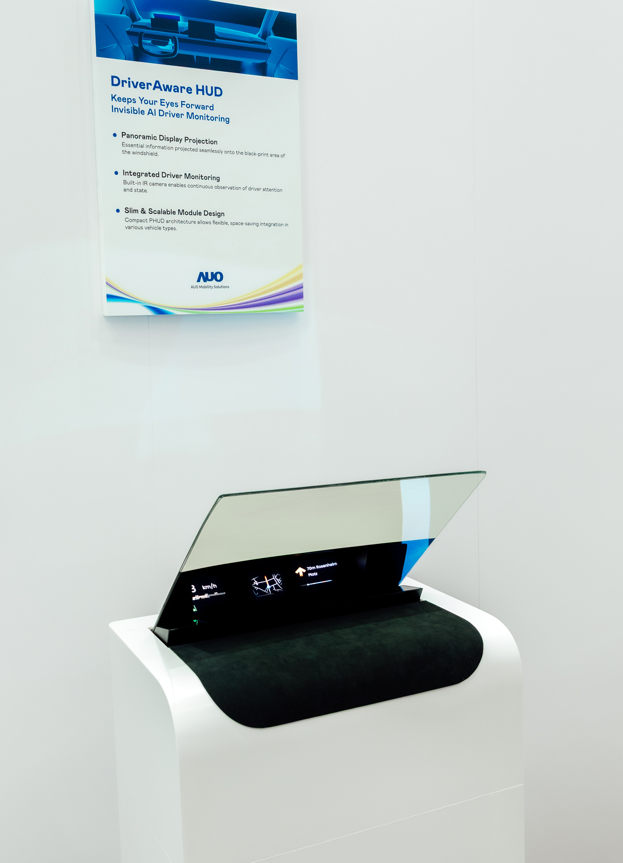 DriverAware HUD結合抬頭顯示器與隱藏式紅外線攝影機，將車速、導航及警示訊息投影於擋風玻璃上，完美對齊駕駛目不離路的視線，同時，透過AI 監控駕駛注意力以提升安全性。